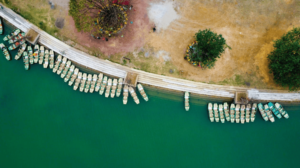 Kayaking on the calm, peaceful river is a one-of-a-kind experience in Trang An (Source: Pexels)
